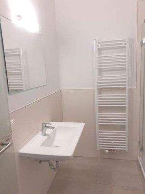 Waschbecken und Spiegel