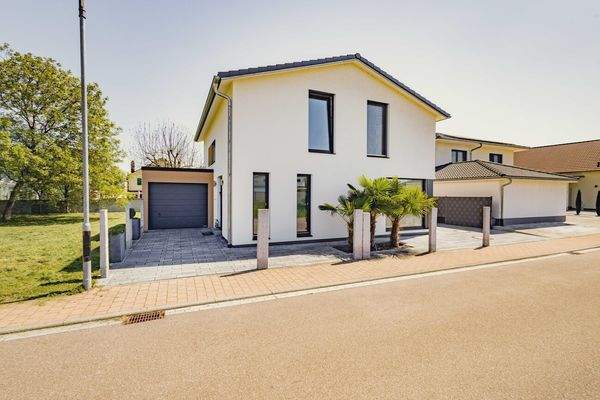 Außenansicht mit Garage