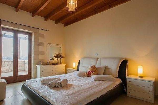 Steinhaus mit Blick auf das Meer und die Schlucht