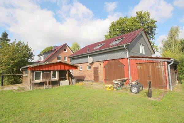 Nebenhaus mit Remise u. Schuppenanbau rechts