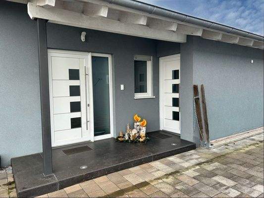 Hauseingang und Nebeneingang