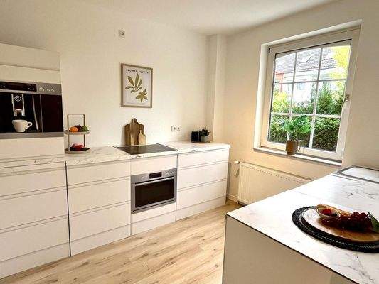 Küche mit Blick in Vorgarten