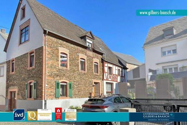 Wohnhaus mit Parkplätzen