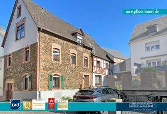 Wohnhaus mit Parkplätzen