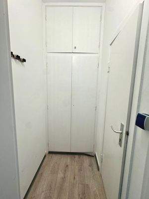 Nebenraum mit Einbauschrank