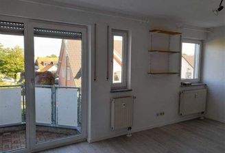 Blick vom Wohnraum zum Balkon