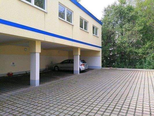 Überdachter PKW-Stellplatz