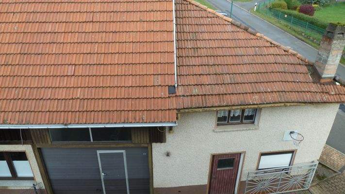 Nebengebäude:  hohe Garage und Abstellraum eins