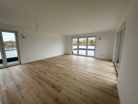 Helles Wohnzimmer mit Balkon