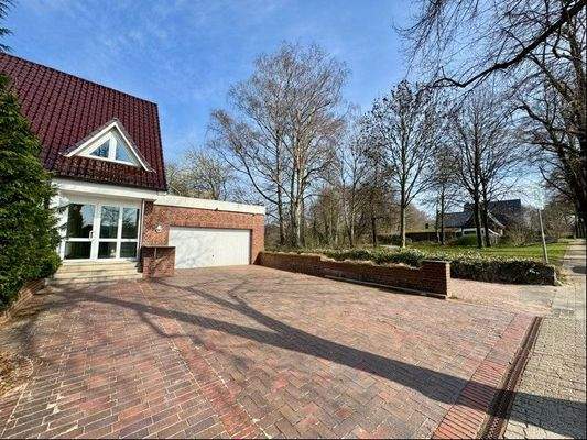 Auffahrt mit PKW-Stellplätze und Doppelgarage