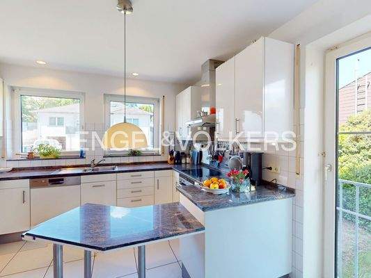 Großzügige Wohnküche mit Straßenblick