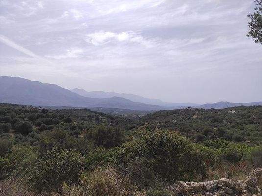 Kreta, Karoti: Grundstück mit Baugenehmigung und atemberaubendem Bergblick zu verkaufen