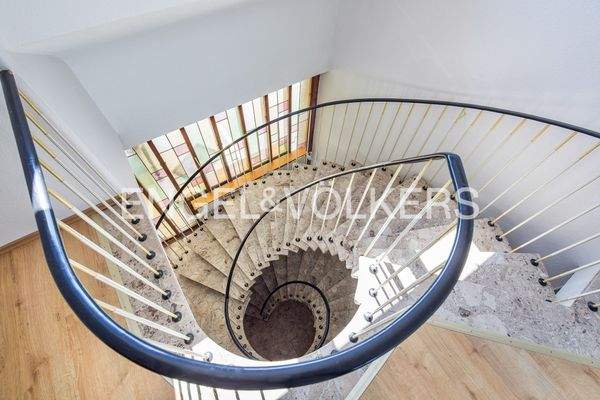 Ausgefallener Treppenaufgang mit hochwertigem Jura