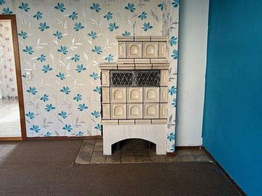 EG: gemütlicher Kachelofen