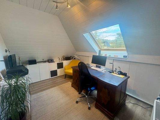 2. SCHLAFZIMMER / BÜRO