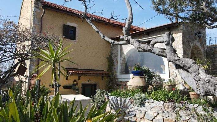 Kreta, Paleloni – Traditionelles kretisches Haus mit ikonischen Steinbögen