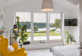 Schlafzimmer mit Ausblick auf den Mühlenteich