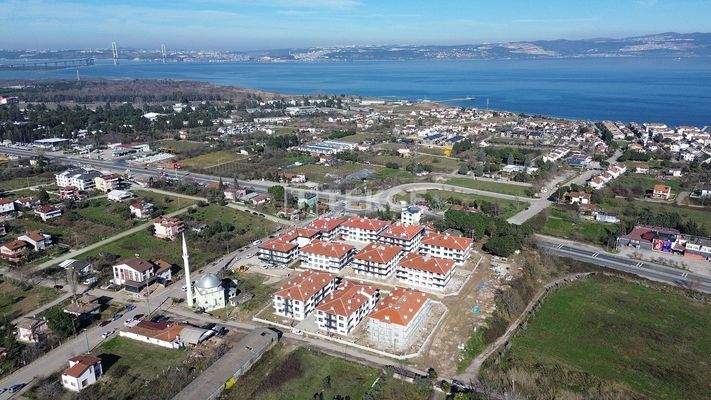 Real Estate in Complex with Sea View and Pool in Yalova Altınova