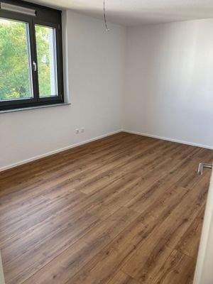 Helles Zimmer mit Holzboden