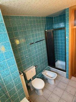 Bad mit Fenster, Wanne, Dusche, WC