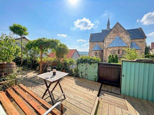 Hier lässt sich der Sonnenuntergang genießen: Terrasse mit Blick auf die Kirche