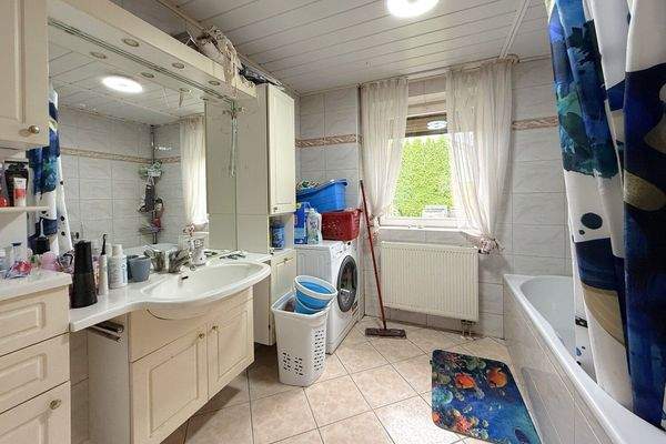 Badezimmer mit Badewanne