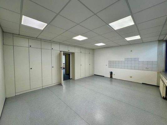 Büro mit Einbauschränken