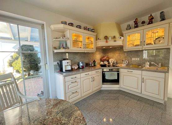 Küche mit Zugang zur Terrasse