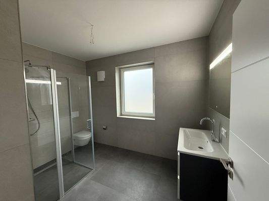 Modernes Badezimmer__