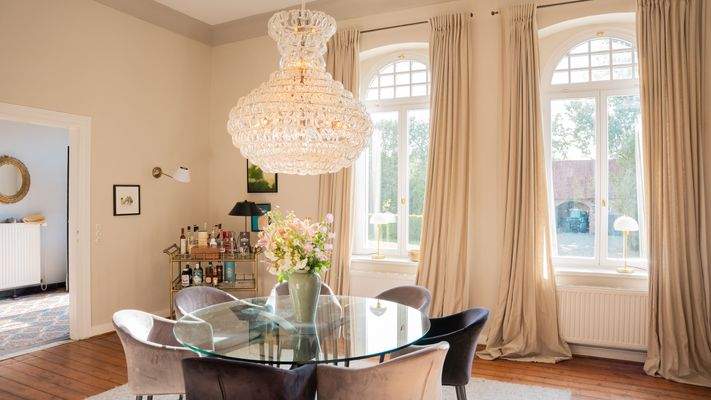 Esszimmer mit Kachelofen