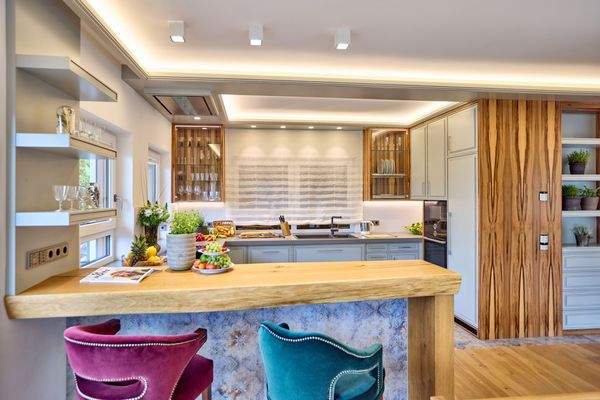 sehr hochwertige Einbauküche mit Sitzgelegenheit