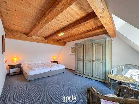 Rechts - DG Apartment 1 Schlafzimmer