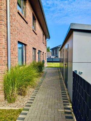 3) Außenansicht, Eingangsbereich