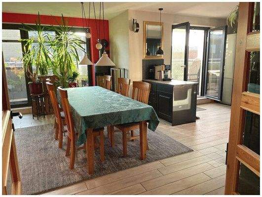 Essbereich mit Blick in Küche