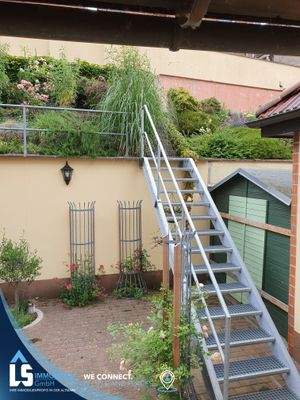 Aufgang zum Blumenbeet