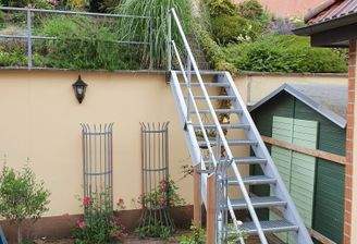 Aufgang zum Blumenbeet