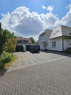 Außenansicht Gararage + Stellplatz