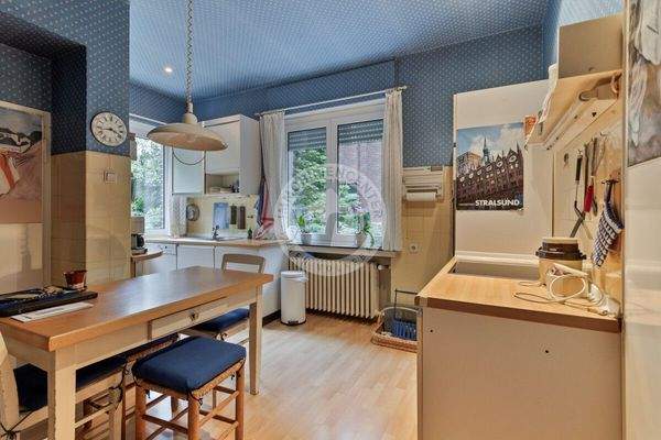 Die Küche mit Blick ins Grüne