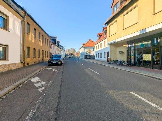 Haus33_Vor dem Eiscafe