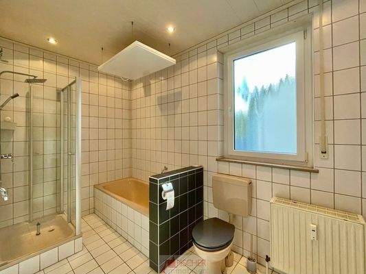 Bad mit Wanne + Dusche