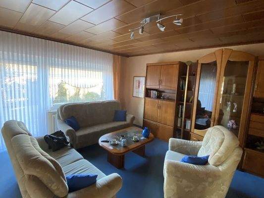 Wohnzimmer mit gr. Fensterfront