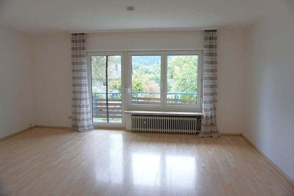 Wohnzimmer mit Balkon