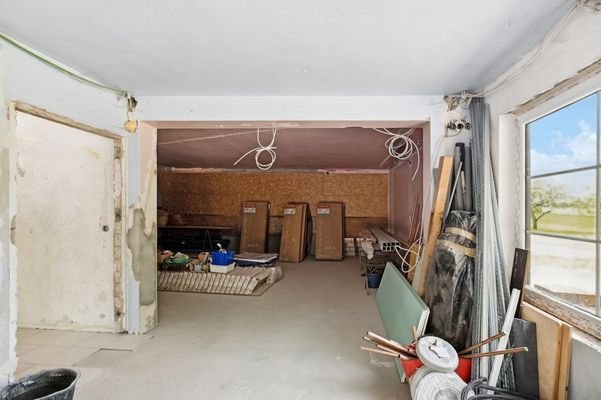 Esszimmer mit Blick zum Wohnzimmer