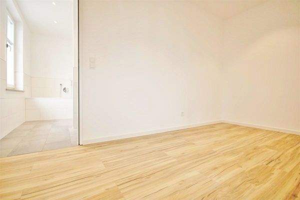 Ankleidezimmer mit Zugang zum Badezimmer