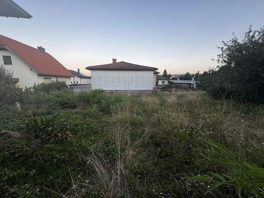 großer sonniger Garten hinter dem Haus in Ruhelage
