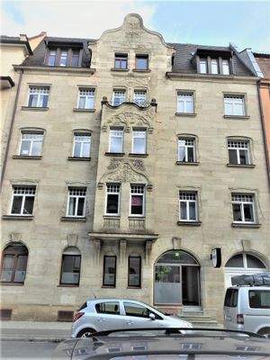 imposantes Vordergebäude