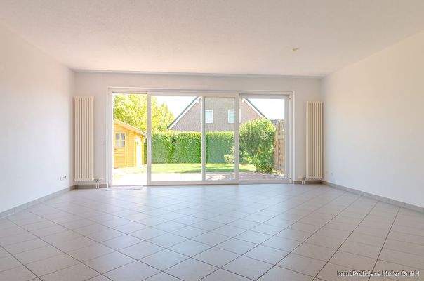 Wohnzimmer mit Blick zum eigenen Garten