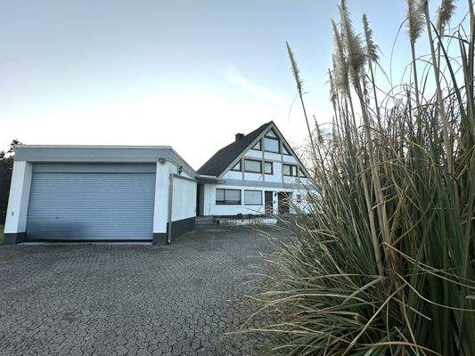 Garage, Vorplatz und Haus 