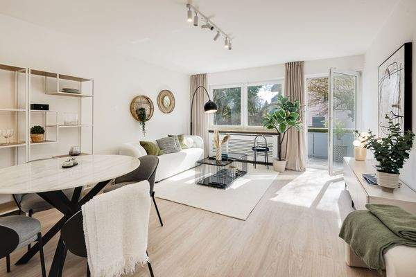 Wohnzimmer mit Balkon 