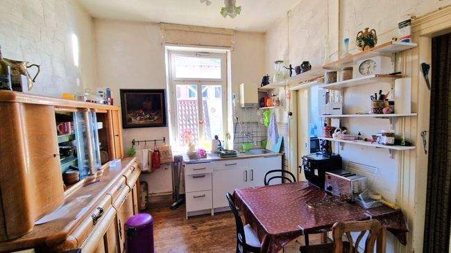 Küche mit angrenzender Speisekammer